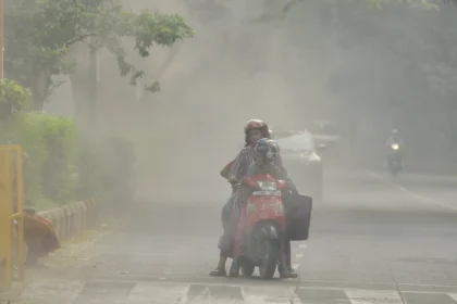दिल्ली-NCR की दम घोंटू हवा: जानलेवा स्मॉग का कहर, AQI 'बहुत खराब', सरकारी दफ्तरों में वर्क फ्रॉम होम