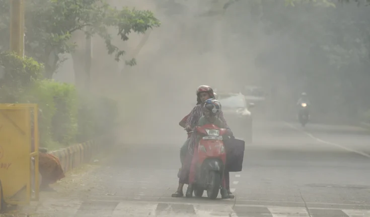 दिल्ली-NCR की दम घोंटू हवा: जानलेवा स्मॉग का कहर, AQI 'बहुत खराब', सरकारी दफ्तरों में वर्क फ्रॉम होम