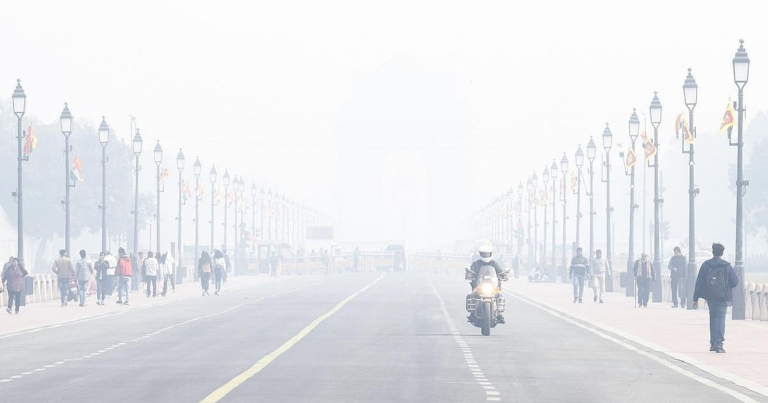 दिल्ली-NCR: ठंड की चपेट में, कोहरे का तांडव, 38 जगहों पर सांस लेना भी दूभर!