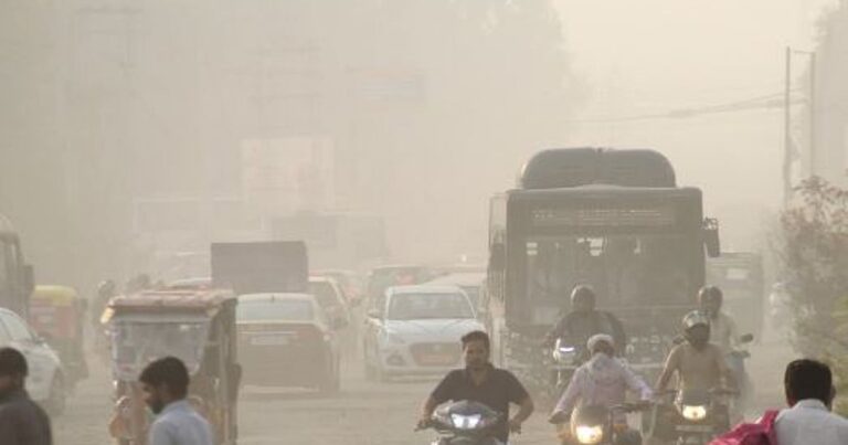 दिल्ली-NCR दम घुट रहा: एक्यूआई 400 पार, ग्रेटर नोएडा-गाजियाबाद भी बेहाल