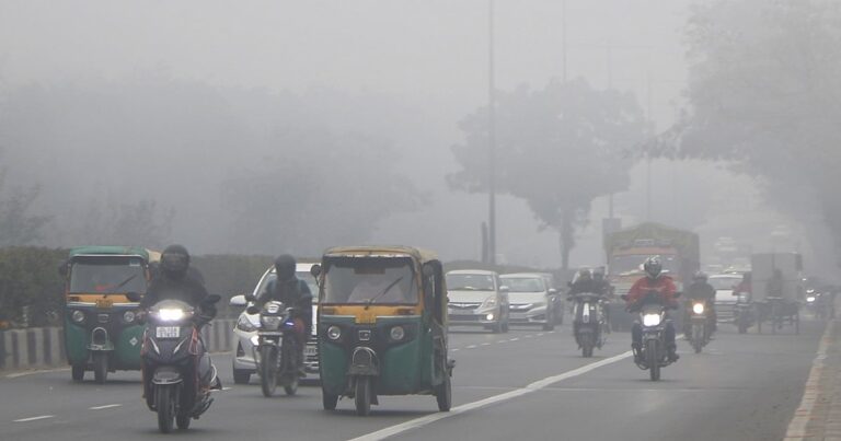 दिल्ली-NCR पर वायु का कहर: नोएडा का दम घुट रहा, AQI 'बेहद खराब' की लाल रेखा पार!