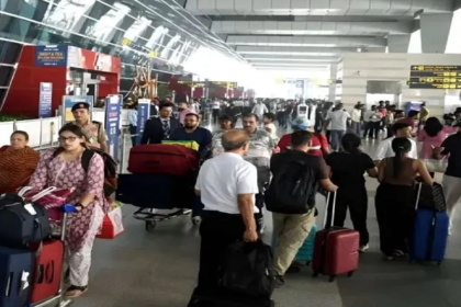 दिल्ली एयरपोर्ट पर ATC गड़बड़ी: उड़ाने थमीं, यात्रियों की बढ़ी मुश्किलें।