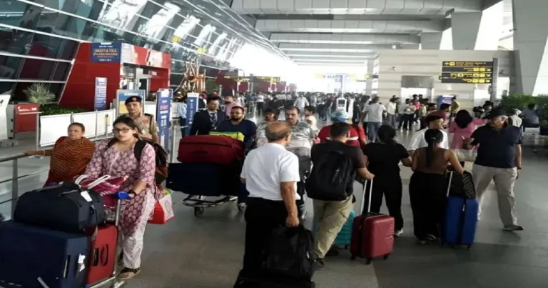दिल्ली एयरपोर्ट पर ATC गड़बड़ी: उड़ाने थमीं, यात्रियों की बढ़ी मुश्किलें।