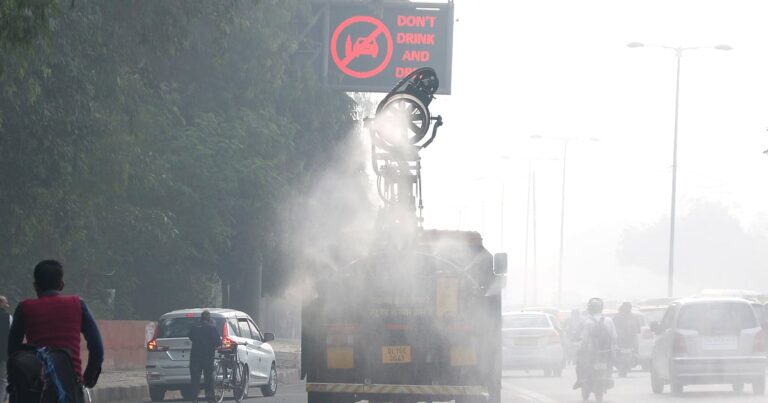 दिल्ली का दम घुट रहा: AQI 400 के पार, वाहन अलर्ट जारी - अपने इलाके का हाल जानें