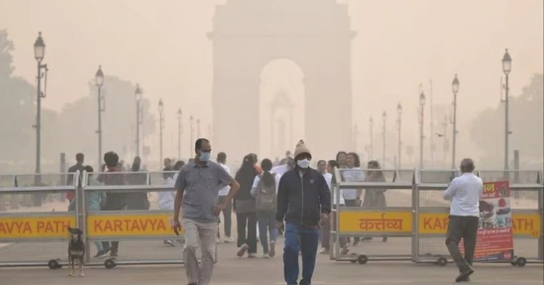 दिल्ली का दम घुट रहा: स्मॉग की चादर में लिपटा शहर, इंडिया गेट भी ओझल