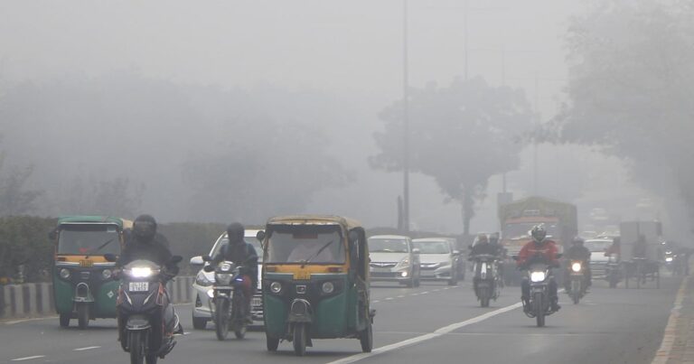 दिल्ली का दम घुट रहा: हवा ज़हर,AQI 400 पार,सांसों पर आफत!