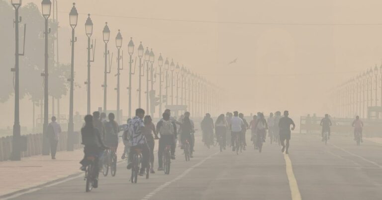 दिल्ली का दम घोंट रहा ज़हर: AQI 400 पार, सांस लेना भी दूभर