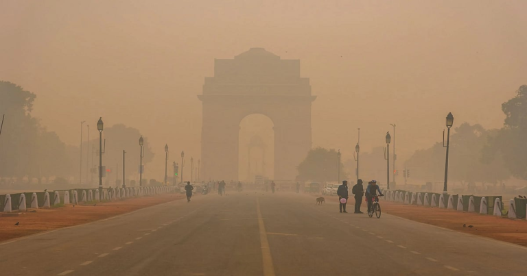 दिल्ली की जहरीली हवा: सांस लेना मुश्किल, AQI 450 पार