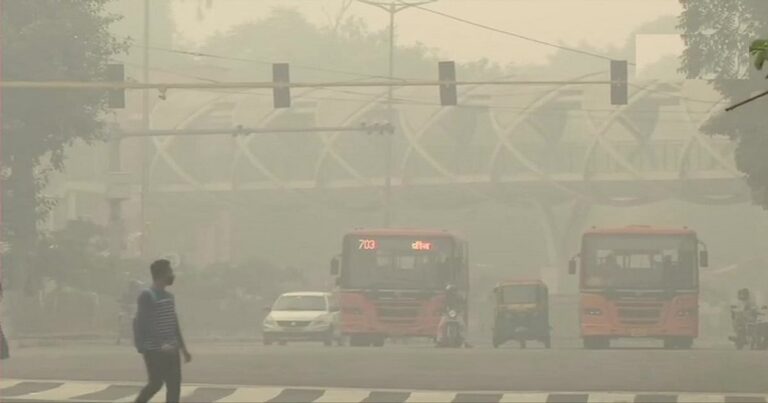 दिल्ली की जानलेवा हवा: दम घुट रहा, AQI 400 के पार, जीवन हुआ दूभर