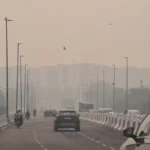 दिल्ली की हवा में ज़रा राहत, AQI 316 पार, पर दम घोंटू 'बेहद खराब' का साया अभी बाक़ी।