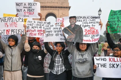 दिल्ली की हवा में माओवादी धुआं: हिडमा के पोस्टर और मिर्च का बवाल, 15 हिरासत में