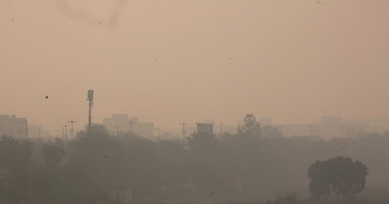दिल्ली की हवा में सांस लेने लायक हुई, AQI 'बहुत खराब' से 'खराब' की ओर बढ़ा।