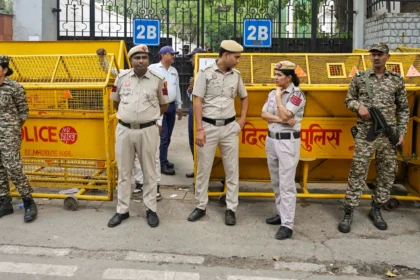 दिल्ली के जंतर-मंतर पर दिनदहाड़े एक व्यक्ति की गोली मारकर आत्महत्या।