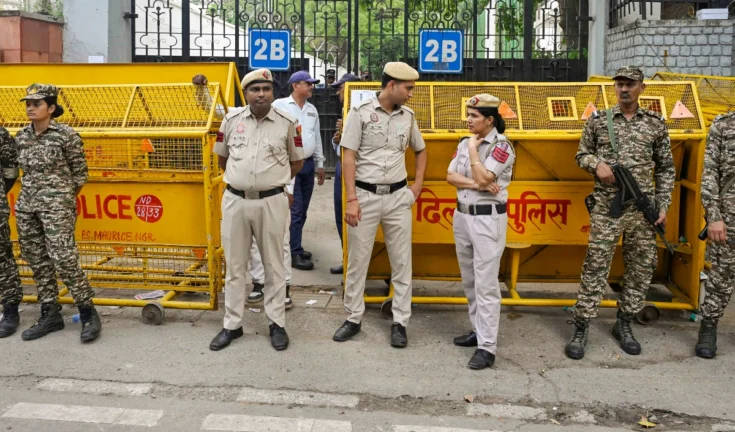 दिल्ली के जंतर-मंतर पर दिनदहाड़े एक व्यक्ति की गोली मारकर आत्महत्या।