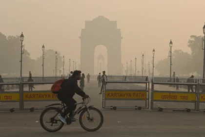 दिल्ली दम घुट रहा: AQI 381 के पार, GRAP-IV लागू, सरकार पर उठ रहे सवाल