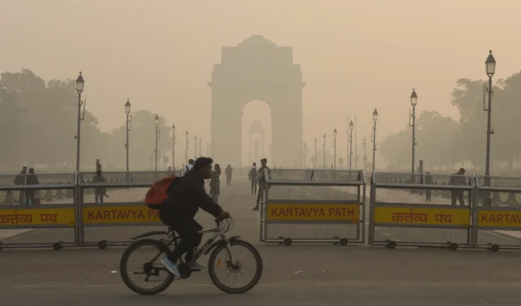 दिल्ली दम घुट रहा: AQI 381 के पार, GRAP-IV लागू, सरकार पर उठ रहे सवाल
