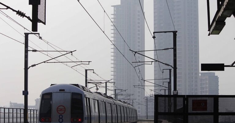 दिल्ली ब्लास्ट के बाद लाल किला मेट्रो स्टेशन के गेट 2 और 3 खुले, डीएमआरसी ने दी जानकारी