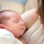 नई माँ के लिए गर्भावस्था के बाद पानी पीने की सच्चाई: विशेषज्ञ की राय