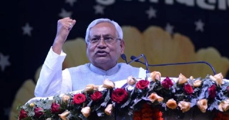 नई राह पर बिहार: नीतीश कुमार ने सौंपा इस्तीफा, नई सरकार के गठन की राह खुली
