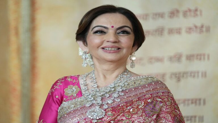 नीता अंबानी की शाही कांजीवरम: लाखों की साड़ी, जो कभी सिर्फ रानियों के लिए बनती थी!