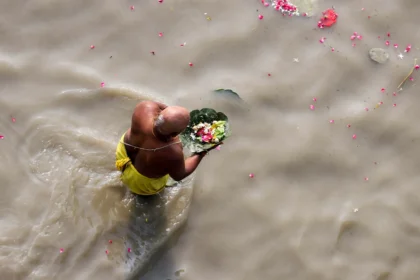 पितृ दोष से मुक्ति: बाधाएं दूर करें, पितरों को प्रसन्न करने के अचूक उपाय और लक्षण!