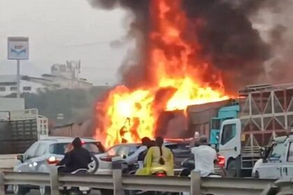 पुणे-बेंगलुरु हाईवे पर मौत का तांडव: ट्रक ने मचाई तबाही, 8 ज़िंदगियों का अंत, राख हुए कई वाहन