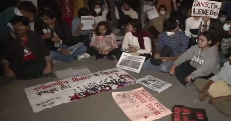 प्रदूषण पर वार, दिल्ली में प्रदर्शनकारियों पर कार्रवाई; जयराम रमेश ने सरकार को घेरा