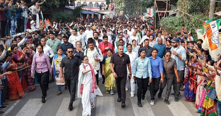 'बीजेपी आयोग' पर ममता का कड़ा वार, मतुआ बहुल क्षेत्र में SIR के खिलाफ मार्च