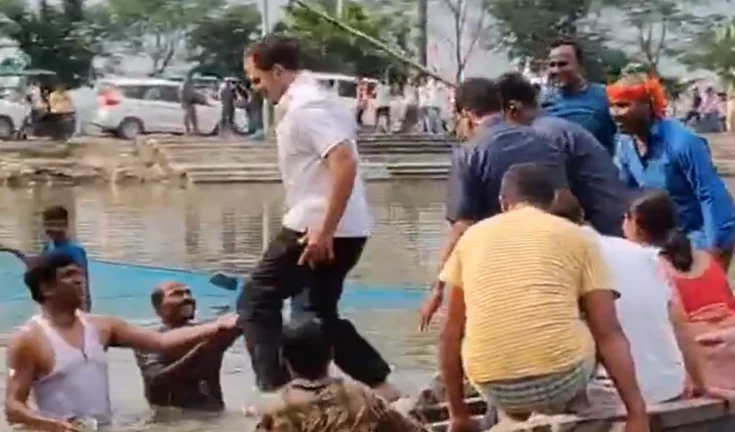 बेगूसराय में राहुल गांधी ने तालाब में छलांग लगाई, एक मछली पकड़ी!