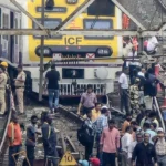 मुंबई की जीवन रेखा ठप: मध्य रेलवे की मुख्य लाइन पर ट्रेन सेवाएं ठप