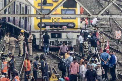 मुंबई की जीवन रेखा ठप: मध्य रेलवे की मुख्य लाइन पर ट्रेन सेवाएं ठप