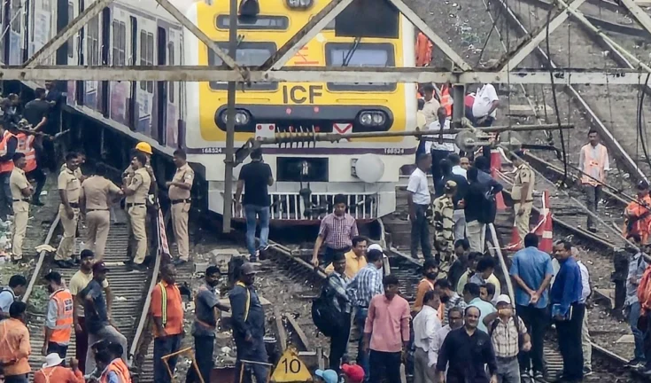 मुंबई की जीवन रेखा ठप: मध्य रेलवे की मुख्य लाइन पर ट्रेन सेवाएं ठप