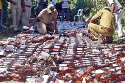मेरठ में नकली शराब का खेल खत्म: छह गिरफ्तार, फैक्ट्री पर छापा!