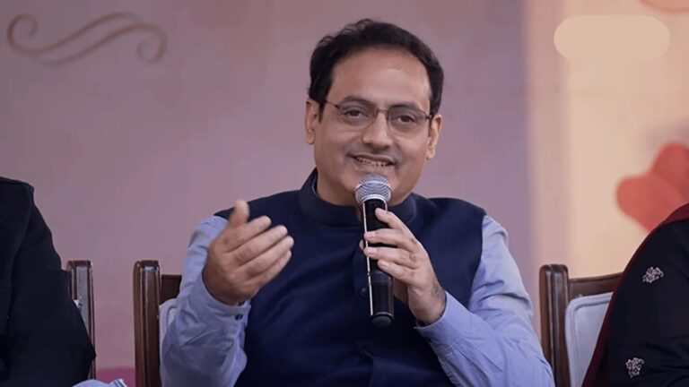 रिश्तों की सीख: जब कोई छोड़े, दिल न हारे; ये विकास दिव्यकीर्ति सर की अनमोल राह है!