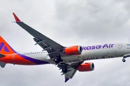 वाराणसी-मुंबई उड़ान में दहशत: Akasa Air की फ्लाइट में यात्री ने खोला इमरजेंसी डोर, मुंबई में हिरासत