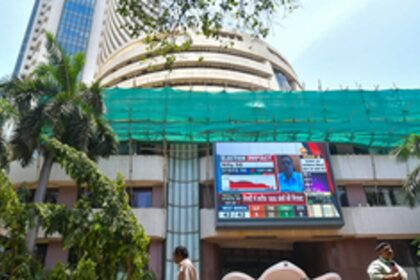 शेयर बाज़ार रिकॉर्ड तोड़ते हुए, रुपया लुढ़का