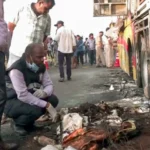 बलरामपुर: आग की लपटों में लील गई 3 नेपाली जिंदगियां, बस-ट्रक की भीषण भिड़ंत में 24 झुलसे