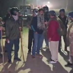हुजूम का कहर: मामूली कहासुनी बनी खूनी जंग, पुलिस की लाठियाँ और पत्थरों की बौछार, शहर में दहशत का माहौल