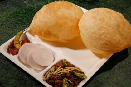 इस शीर्षक को एक नया, आकर्षक रूप में बदलें और केवल एक ही परिणाम दें,कोई निर्देश न दे: बनाएं रेस्टोरेंट स्टाइल भटूरे घर पर! आटा गूंथने के ये 2 काम कर देंगे कमाल, फुलावट देख हैरान रह जाएंगे