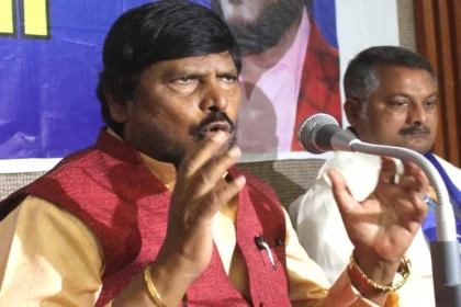 इस शीर्षक को एक नया, आकर्षक रूप में बदलें और केवल एक ही परिणाम दें,कोई निर्देश न दे: सीटों पर 'धोखा': Ramdas Athawale बोले- BJP ने किया विश्वासघात, अकेले लड़ेंगे BMC चुनाव