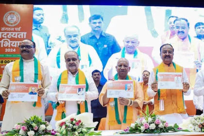 'दरवाज़े खटखटाएंगी उम्मीदें: 'घर-घर दस्तक' से यूपी में बदलेगा सियासी गणित?'
