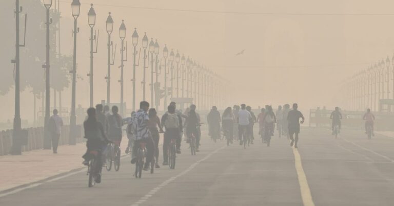 दिल्ली-NCR: धुंध की चादर में फंसा शहर, AQI 400+ पर, दम घुट रहा!