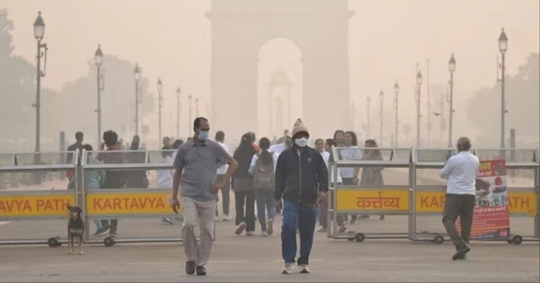 दिल्ली-NCR में सांस लेना मुश्किल: वायु गुणवत्ता हुई बेहाल, AQI 300 के पार