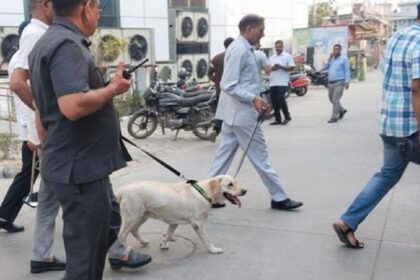 दिल्ली के निजी स्कूल पर मंडराया बम का साया, हड़कंप के बीच बच्चों को सुरक्षित निकाला गया, पुलिस की जांच जारी।