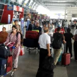 दिल्ली हवाई अड्डे पर इंडिगो की उड़ानें: यात्रियों की फजीहत, एयरपोर्ट का आश्वासन 'सब्र रखें'