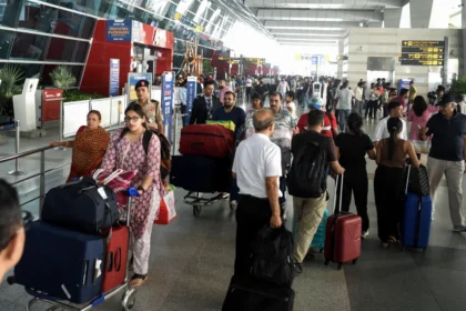 दिल्ली हवाई अड्डे पर इंडिगो की उड़ानें: यात्रियों की फजीहत, एयरपोर्ट का आश्वासन 'सब्र रखें'