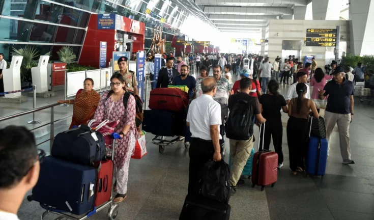 दिल्ली हवाई अड्डे पर इंडिगो की उड़ानें: यात्रियों की फजीहत, एयरपोर्ट का आश्वासन 'सब्र रखें'