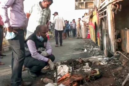 बलरामपुर: आग की लपटों में लील गई 3 नेपाली जिंदगियां, बस-ट्रक की भीषण भिड़ंत में 24 झुलसे