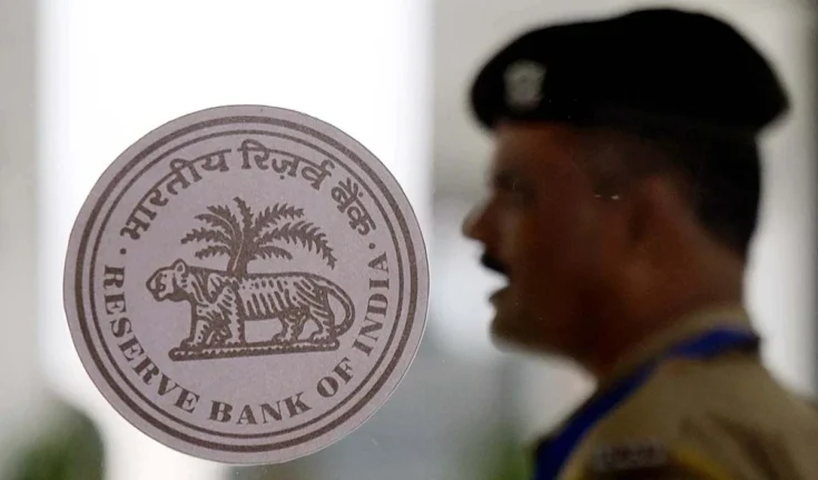 रुपया 90 के पार: RBI के फैसले का डॉलर पर गहरा असर