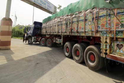 लाहौर की सीमा पर खड़ी ट्रकें, संतरे की निर्यात रुकी, हफ़्तों से अफ़ग़ानिस्तान के साथ पाकिस्तान की सीमा बंद